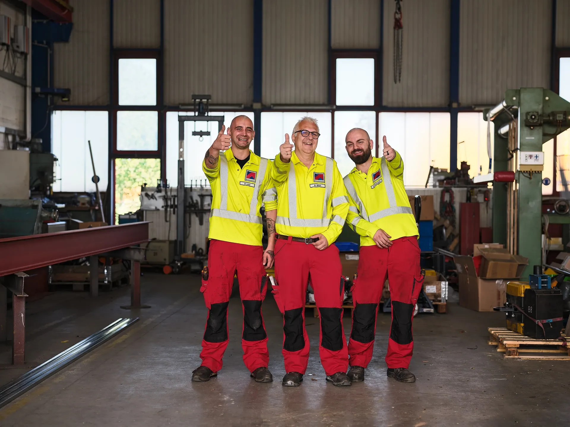 Das Team von W & S Krantechnik gibt Daumen hoch in der Werkstatt